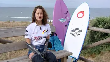 Sarah, campeona de surf adaptado