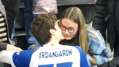 Pablo Urdangarin y Johanna Zott dándose un beso Pablo Urdangarin y Johanna Zott dándose un beso