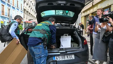 Agentes de la Guardia Civil tras registrar la casa de Luis Rubiales en Granada Agentes de la Guardia Civil tras registrar la casa de Luis Rubiales en Granada