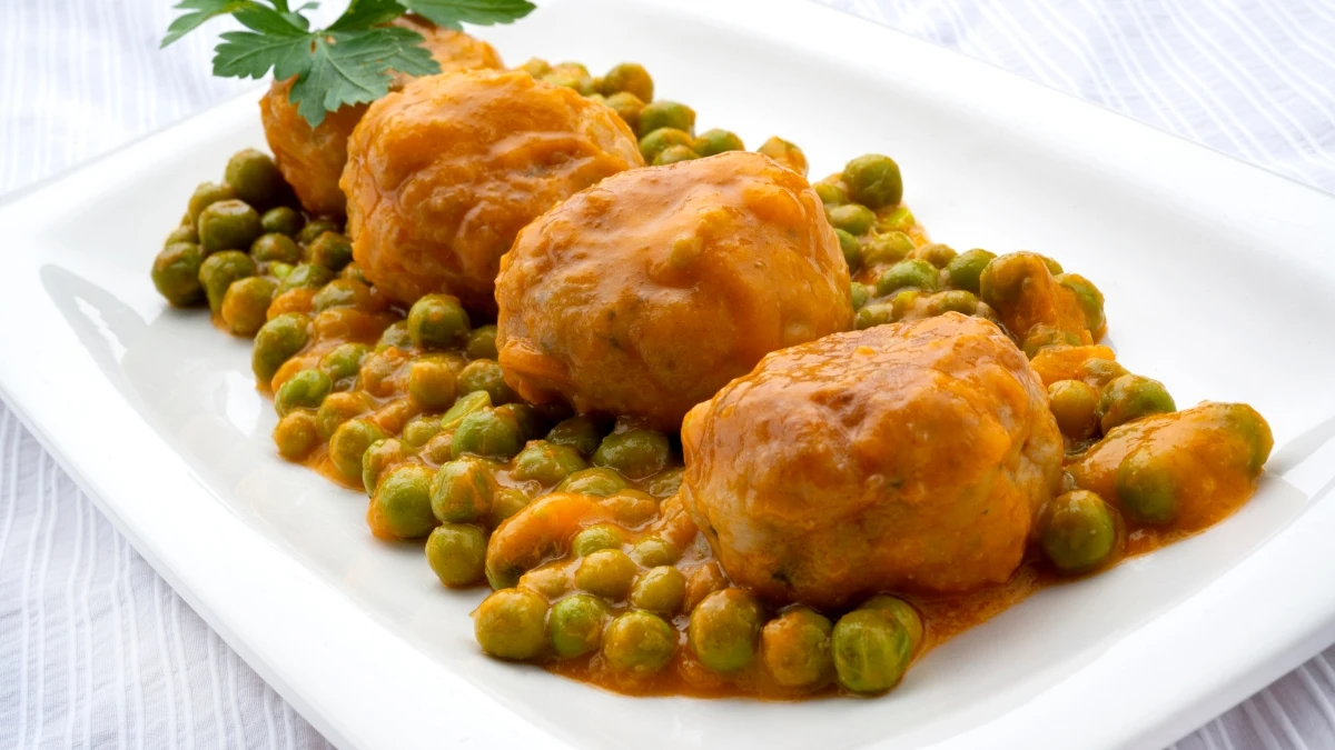 Karlos Arguiñano: receta de albóndigas cremosas de merluza con guisantes Karlos Arguiñano: receta de albóndigas cremosas de merluza con guisantes