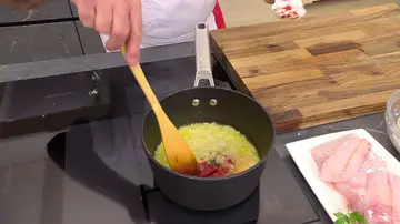 Agrega la pasta de tomate y el caldo de pescado