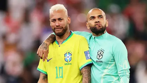Neymar (i) y Dani Alves en el Mundial de Qatar