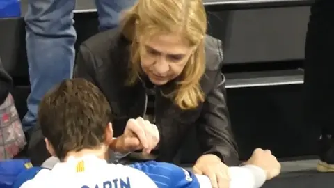 La infanta Cristina consolando a Pablo Urdangarin La infanta Cristina consolando a Pablo Urdangarin