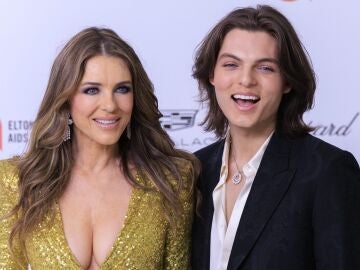 Elizabeth Hurley con su hijo Damian Hurley