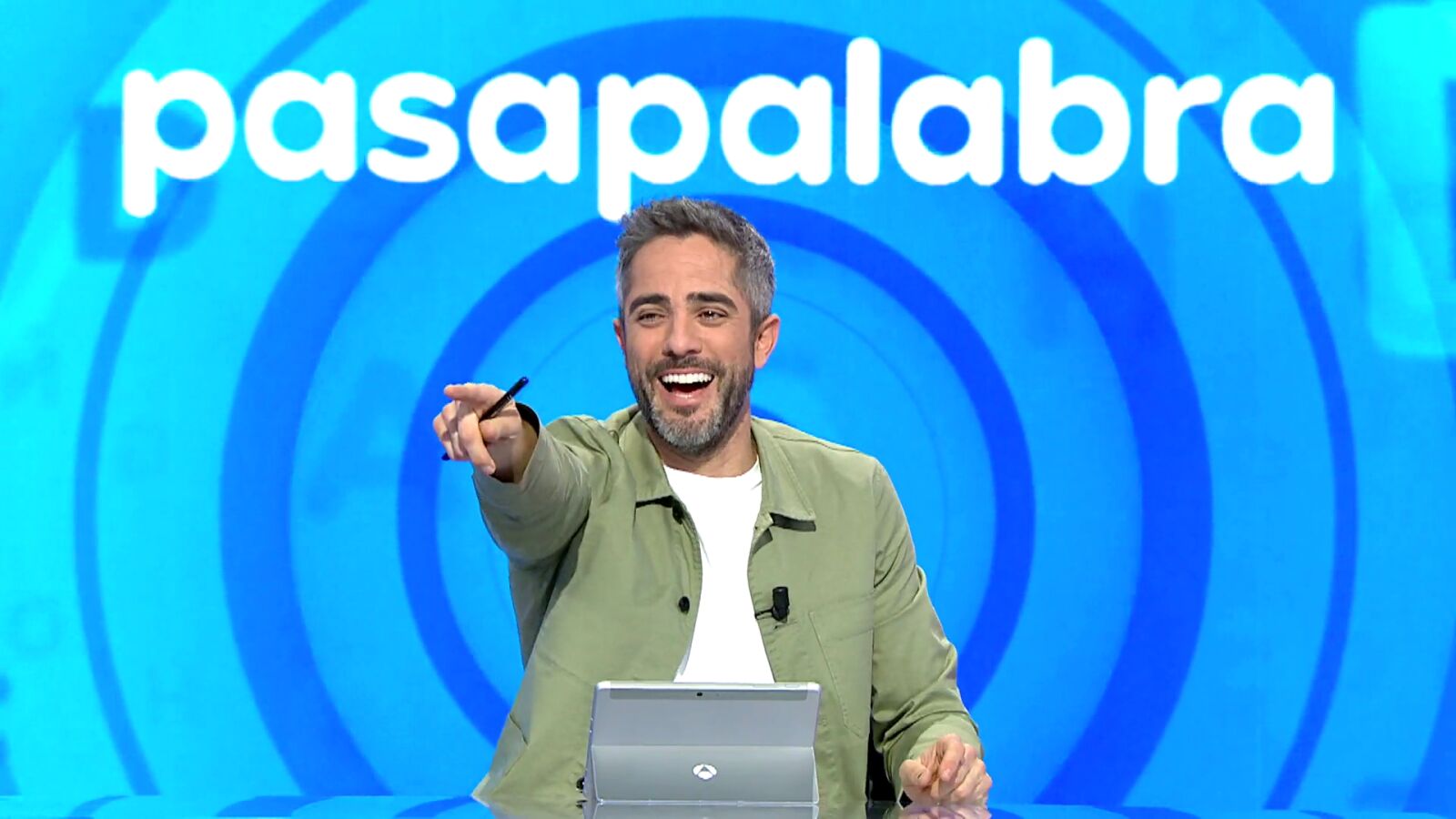 “¡Cruza la pasarela!”: Moisés impresiona a Roberto Leal con su brillante interpretación en La Pista