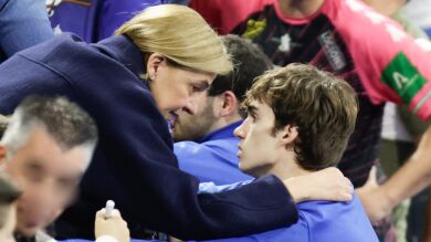 Pablo Urdangarin, entre lágrimas, recibe el consuelo de su madre y su novia, la infanta Cristina y Johanna Zott