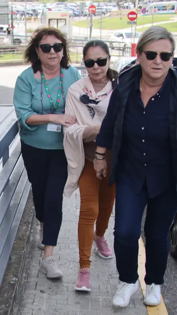 Isabel Pantoja, arropada a la entrada de un centro médico en Córdoba Isabel Pantoja, arropada a la entrada de un centro médico en Córdoba