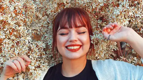 Mujer sonriente en primavera Mujer sonriente en primavera