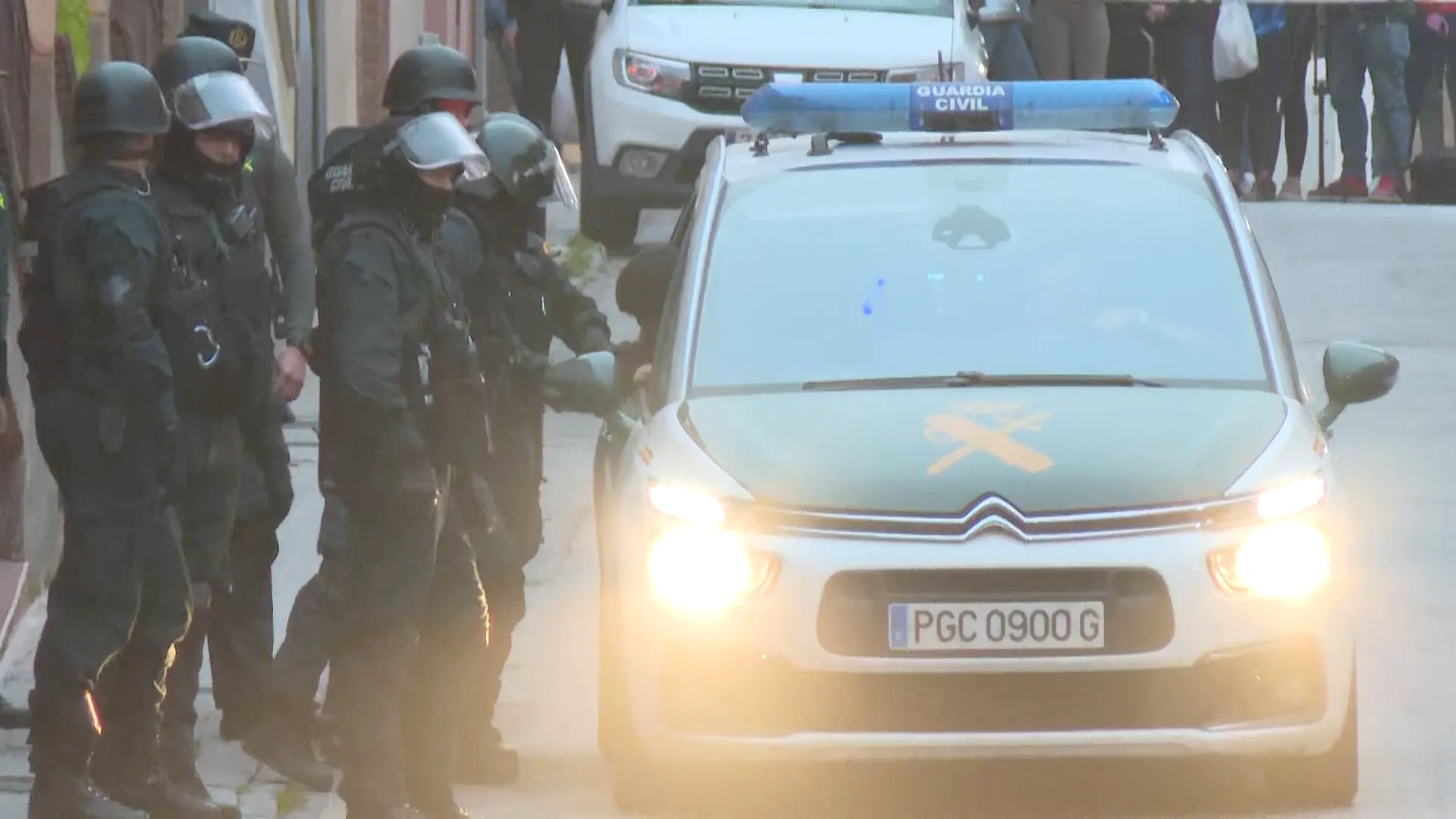La Guardia Civil detiene al vecino atrincherado en un edificio de Las Gabias: "Por fin podemos descansar" La Guardia Civil detiene al vecino atrincherado en un edificio de Las Gabias: "Por fin podemos descansar"