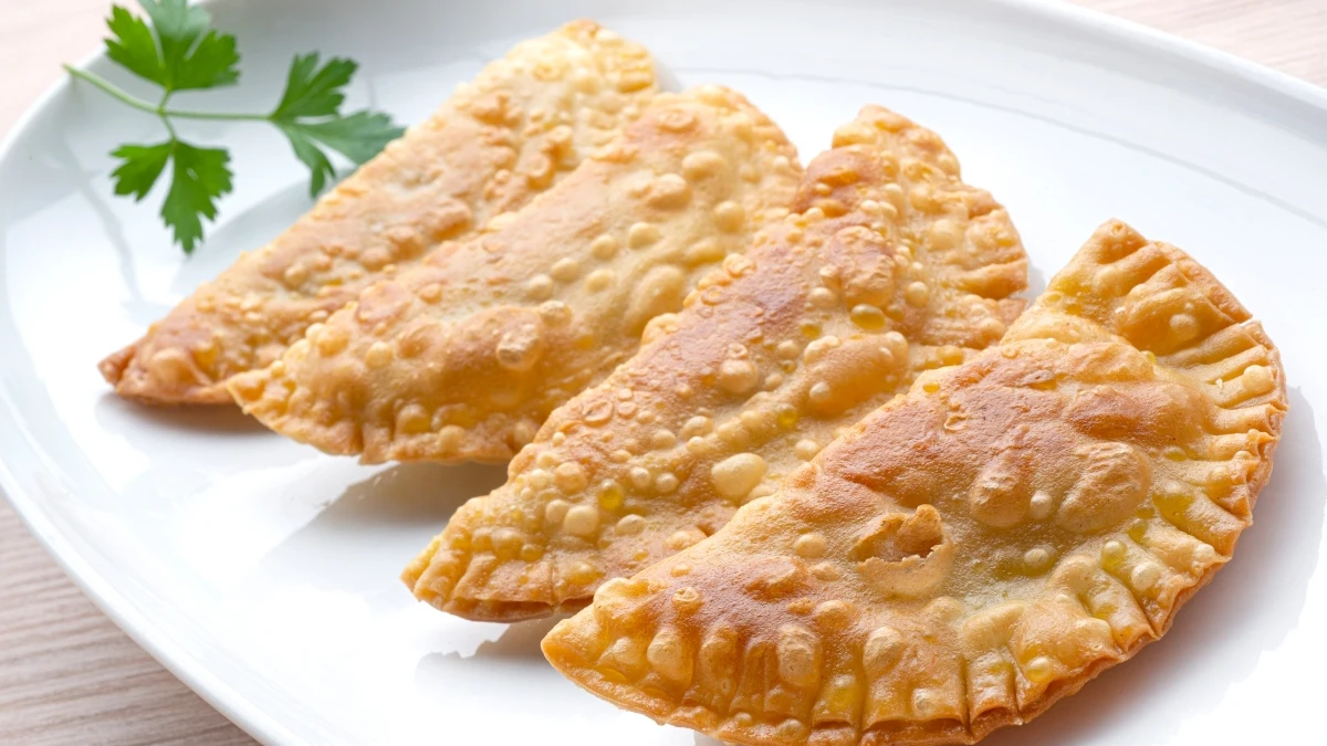 Arguiñano elabora empanadillas jugosas de patata, jamón y queso: "¡Qué fácil y qué rico!" Arguiñano elabora empanadillas jugosas de patata, jamón y queso: "¡Qué fácil y qué rico!"