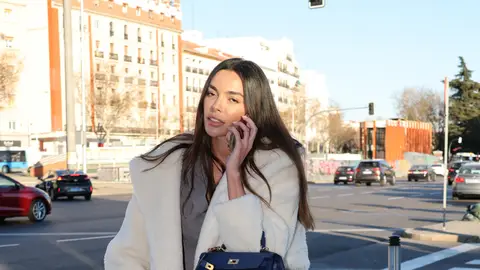 Joana Sanz hablando por teléfono Joana Sanz hablando por teléfono