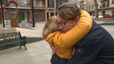Un fallero salva a una niña de dos años cuando estaba a punto de caer desde un tercer piso en Albal