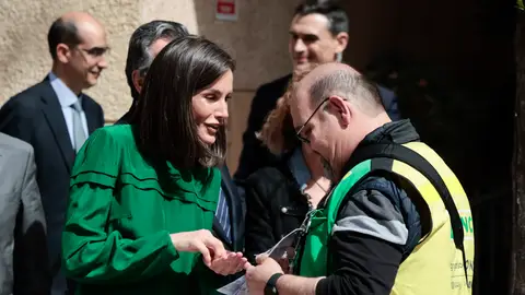 La reina Letizia comprando un cupón de la ONCE La reina Letizia comprando un cupón de la ONCE