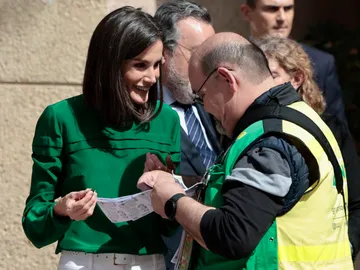 La reina Letizia comprando un cupón de la ONCE La reina Letizia comprando un cupón de la ONCE