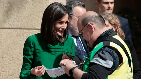 La reina Letizia comprando un cupón de la ONCE La reina Letizia comprando un cupón de la ONCE