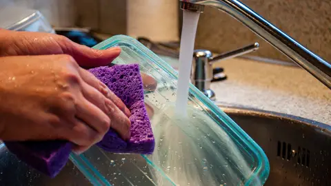 Limpiar un tupper con estropajo Limpiar un tupper con estropajo