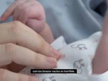 Una madre acusada de maltratar a su bebé. Una madre acusada de maltratar a su bebé.