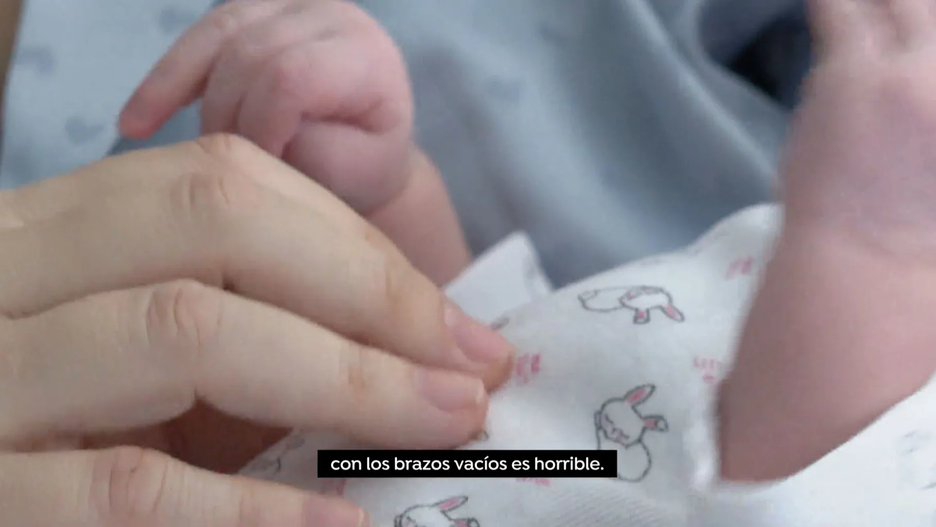 Una madre acusada de maltratar a su bebé. Una madre acusada de maltratar a su bebé.