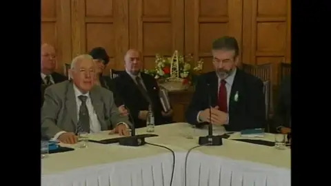 Acuerdo de gobierno entre Sinn Fein y Unionistas en Irlanda del Norte Efemérides de hoy 26 de marzo de 2024: Acuerdo de gobierno entre Sinn Fein y Unionistas en Irlanda del Norte