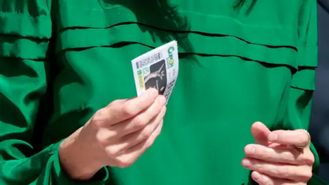 La reina Letizia comprando un cupón de la ONCE La reina Letizia comprando un cupón de la ONCE