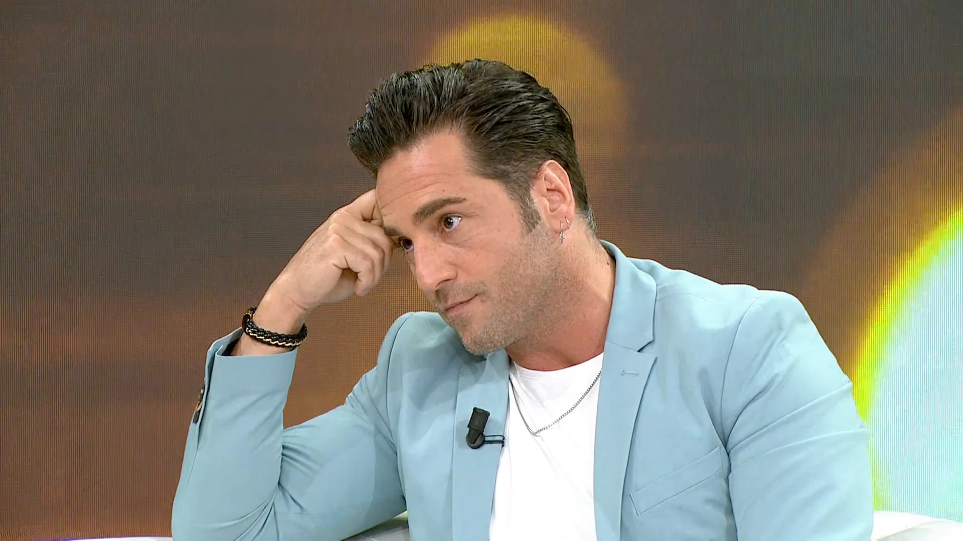 David Bustamante aclara si su nueva canci&oacute;n alude a alguna expareja: "Huyo de la pol&eacute;mica"
