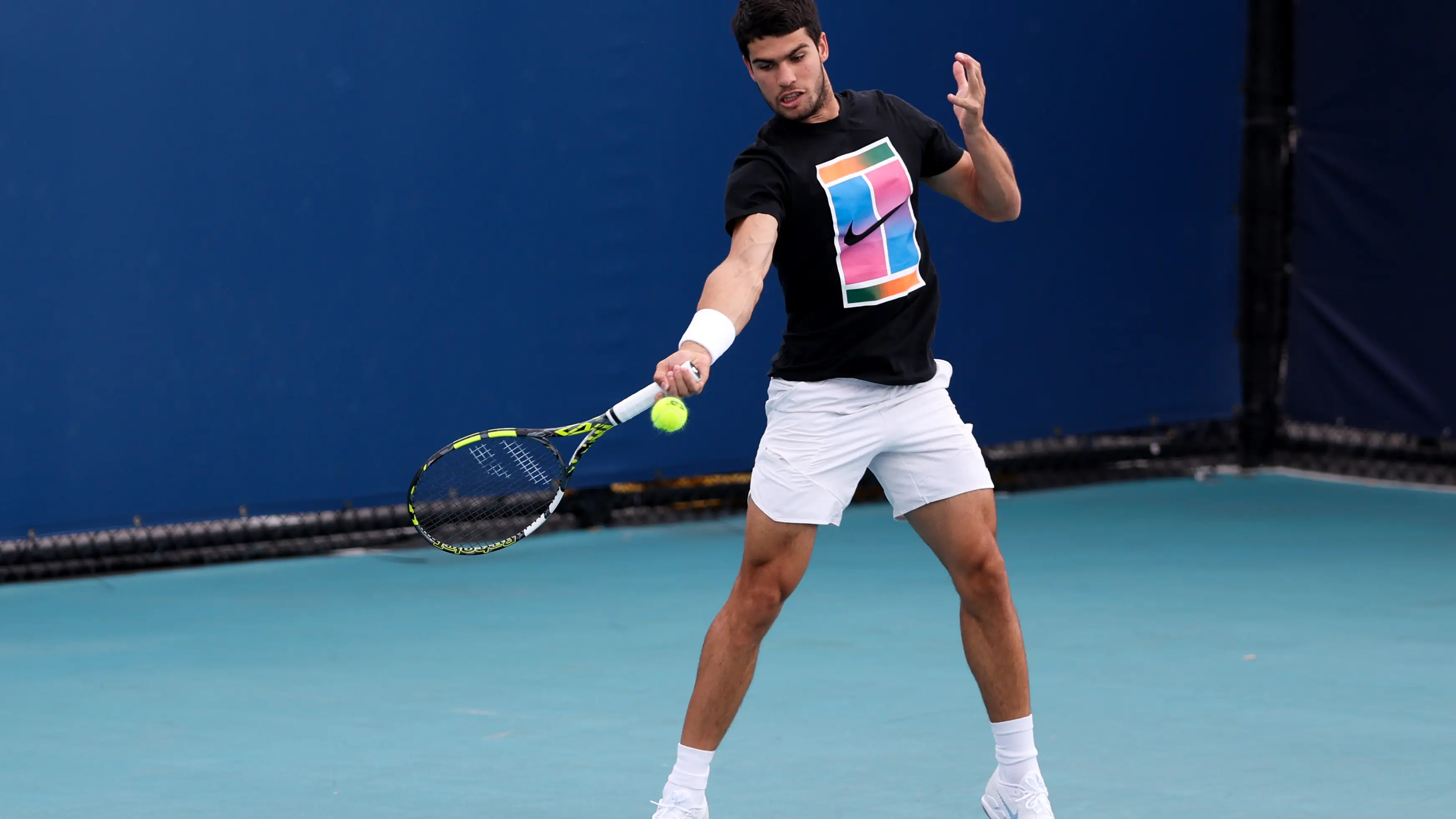 Carlos Alcaraz entrenando en las pistas del Masters de Miami