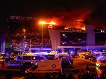 El Crocus City Hall de Moscú, envuelto en llamas tras el ataque