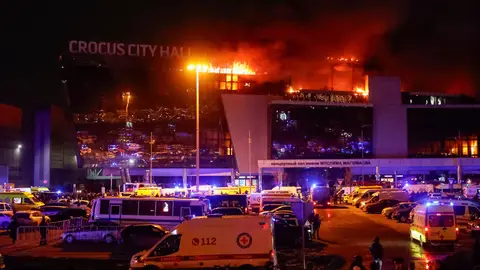 El Crocus City Hall de Moscú, envuelto en llamas tras el ataque