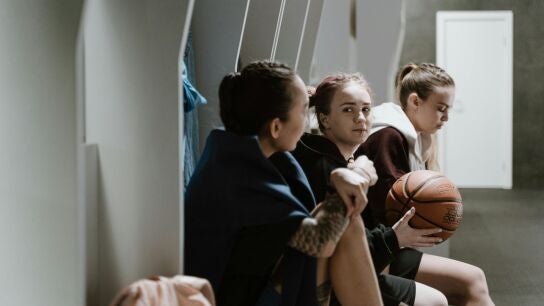 J&oacute;venes en el vestuario deportivo