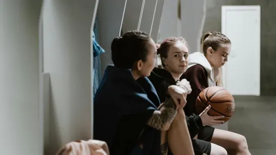 Jóvenes en el vestuario deportivo Jóvenes en el vestuario deportivo