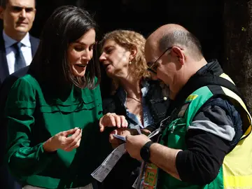 La reina Letizia comprando un cupón de la ONCE La reina Letizia comprando un cupón de la ONCE