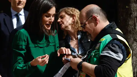 La reina Letizia comprando un cupón de la ONCE