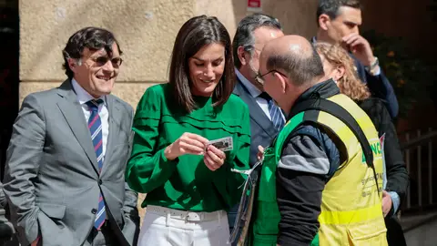 La reina Letizia comprando un cupón de la ONCE La reina Letizia comprando un cupón de la ONCE