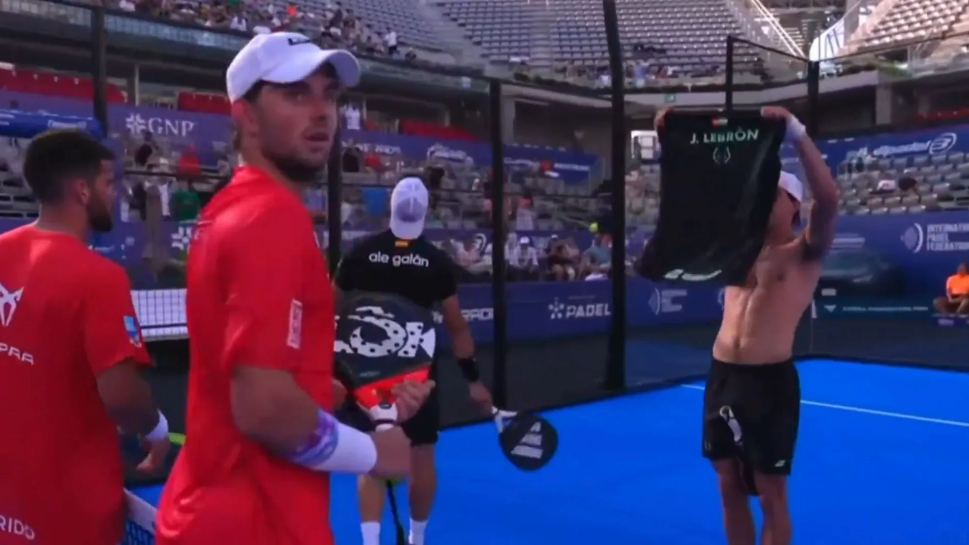 Juan Lebrón celebrando en la cara de sus rivales Yanguas y Garrido tras pasar a semifinales en Acapulco Juan Lebrón celebrando en la cara de sus rivales Yanguas y Garrido tras pasar a semifinales en Acapulco