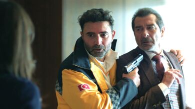 El secuestrador amenaza a Ilgaz con matar a Ceylin y al resto de rehenes: “Si no encuentras un corazón compatible para mi hijo, todos morirán”