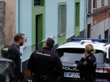 Unos agentes de la Policía Nacional hablan este sábado con un vecino de la localidad de La Felguera, en el municipio de Langreo 