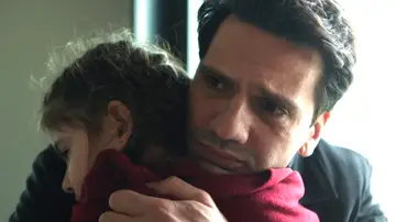 Ilgaz abraza a Mercan tras salvarla del secuestro