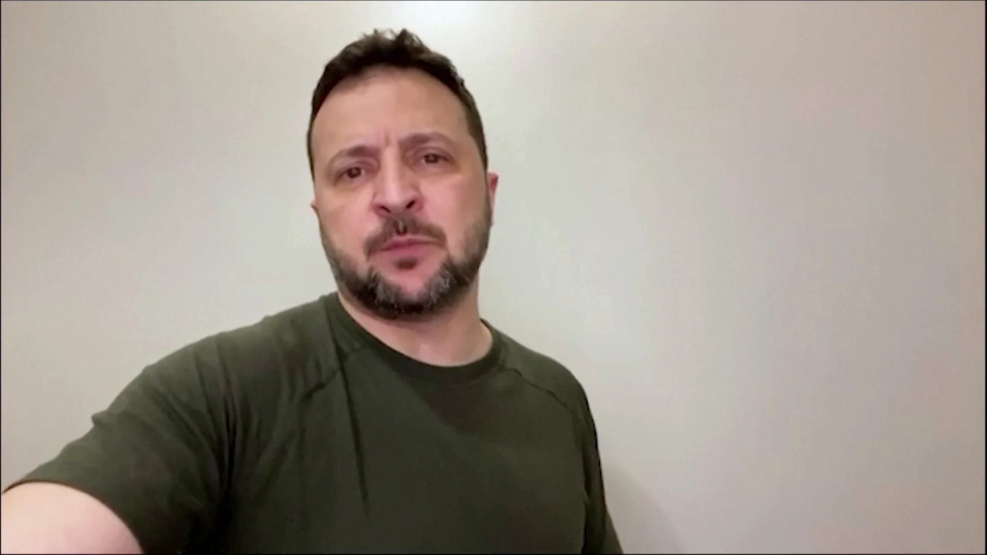Zelenski insulta a Putin por tratar de incriminar a Ucrania. Zelenski insulta a Putin por tratar de incriminar a Ucrania.