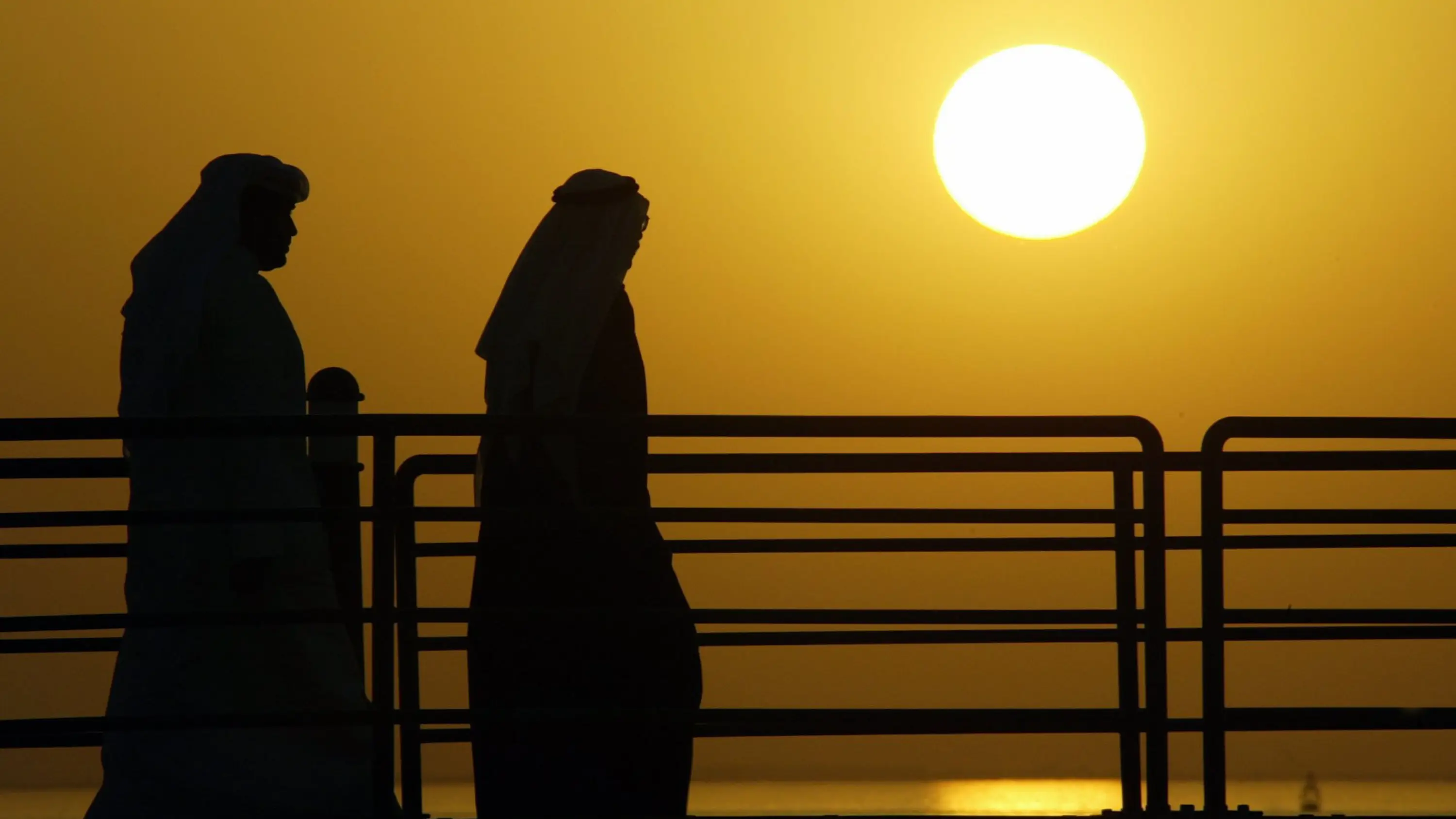 Los kuwait&iacute;es tienen que lidiar con un calor abrasador durante los meses de verano.