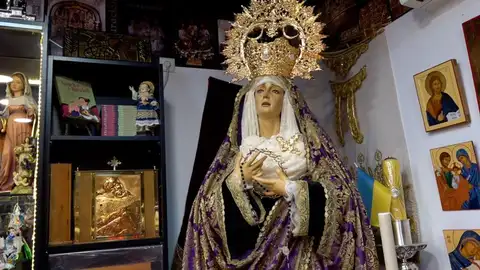 Las tiendas de artículos religiosos viven su particular "agosto" durante la Semana Santa Las tiendas de artículos religiosos viven su particular "agosto" durante la Semana Santa