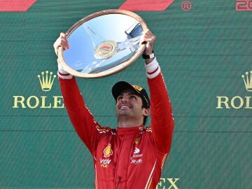 Carlos Sainz levanta el trofeo de ganador del GP de Australia 2024 de Fórmula 1
