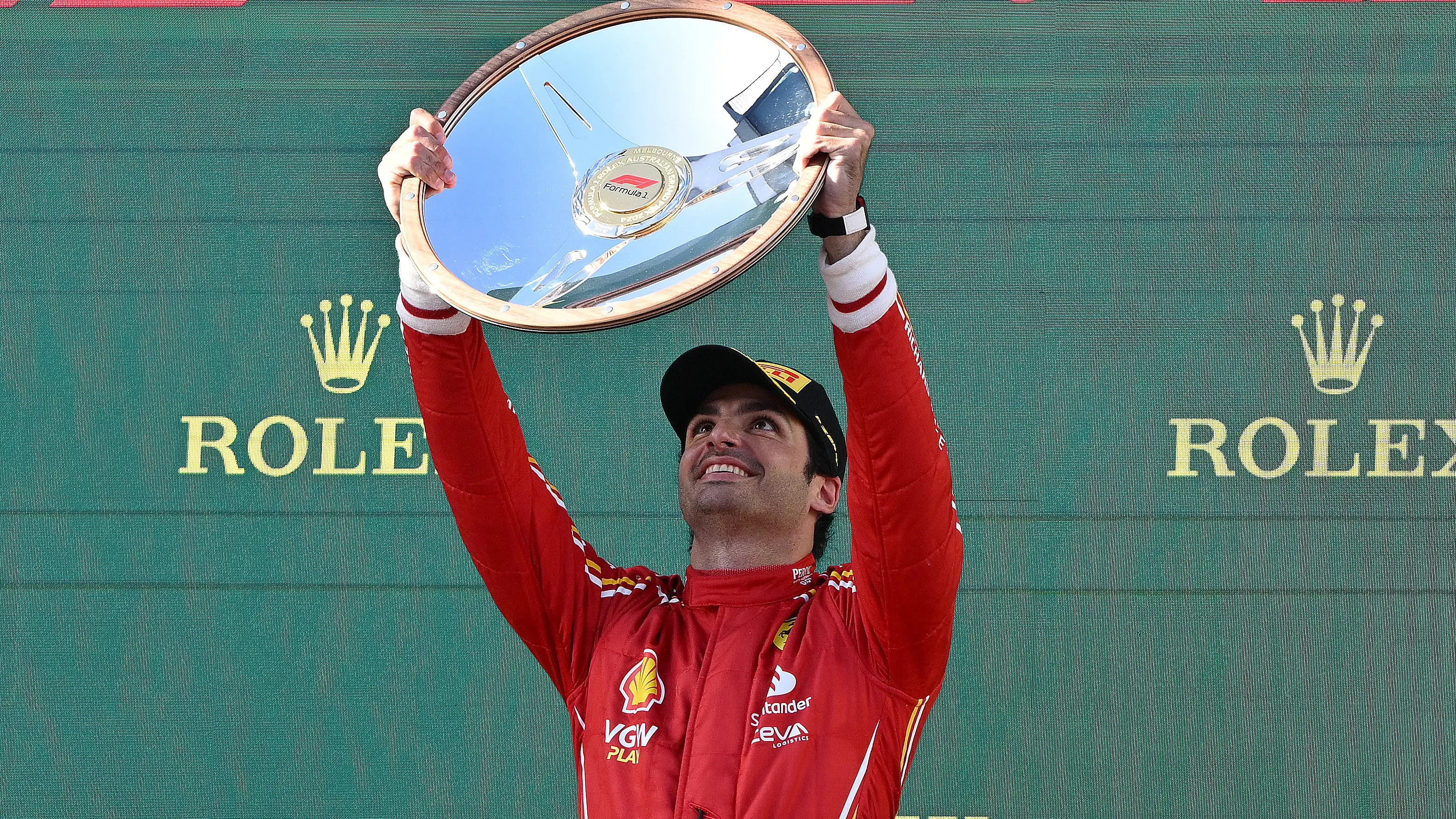 Carlos Sainz levanta el trofeo de ganador del GP de Australia 2024 de Fórmula 1 Carlos Sainz levanta el trofeo de ganador del GP de Australia 2024 de Fórmula 1