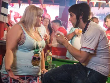 Rebel Wilson y Sacha Baron Cohen en Agente contrainteligente Rebel Wilson y Sacha Baron Cohen en Agente contrainteligente