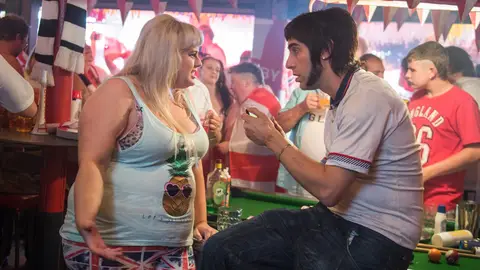 Rebel Wilson y Sacha Baron Cohen en Agente contrainteligente Rebel Wilson y Sacha Baron Cohen en Agente contrainteligente
