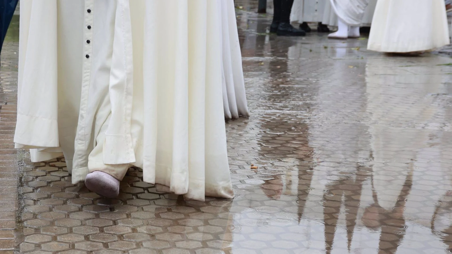 La lluvia altera los desfiles procesionales del Lunes Santo en la pr&aacute;ctica totalidad de las capitales andaluzas
