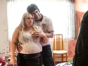 Rebel Wilson y Sacha Baron Cohen en Agente contrainteligente Rebel Wilson y Sacha Baron Cohen en Agente contrainteligente