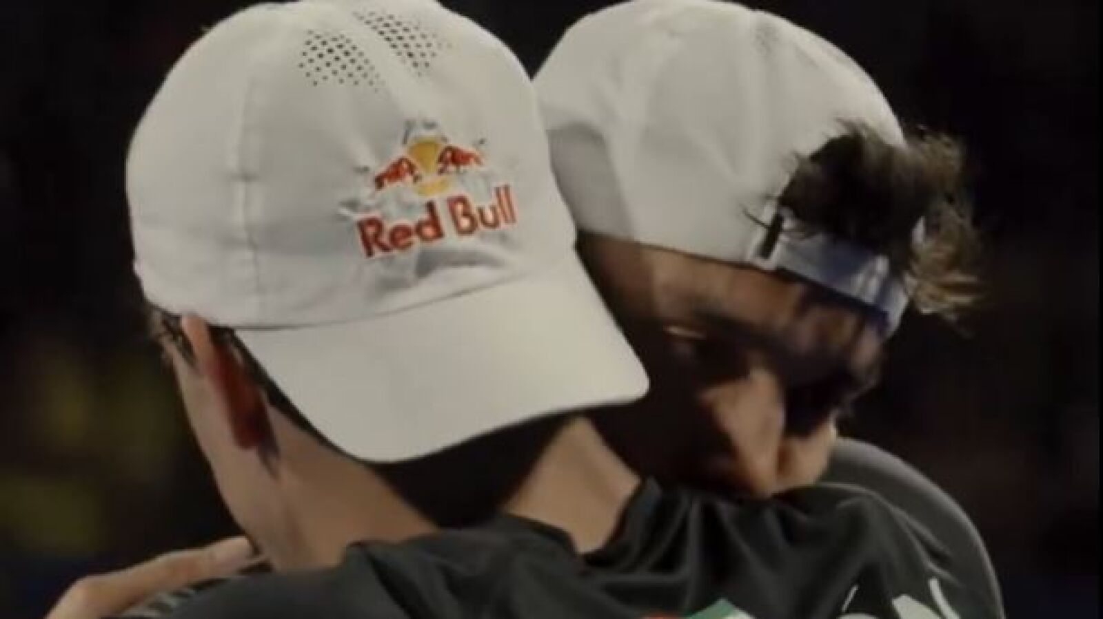 La emoción de Galán en su abrazo con Lebrón tras el último baile de la mejor pareja de pádel 