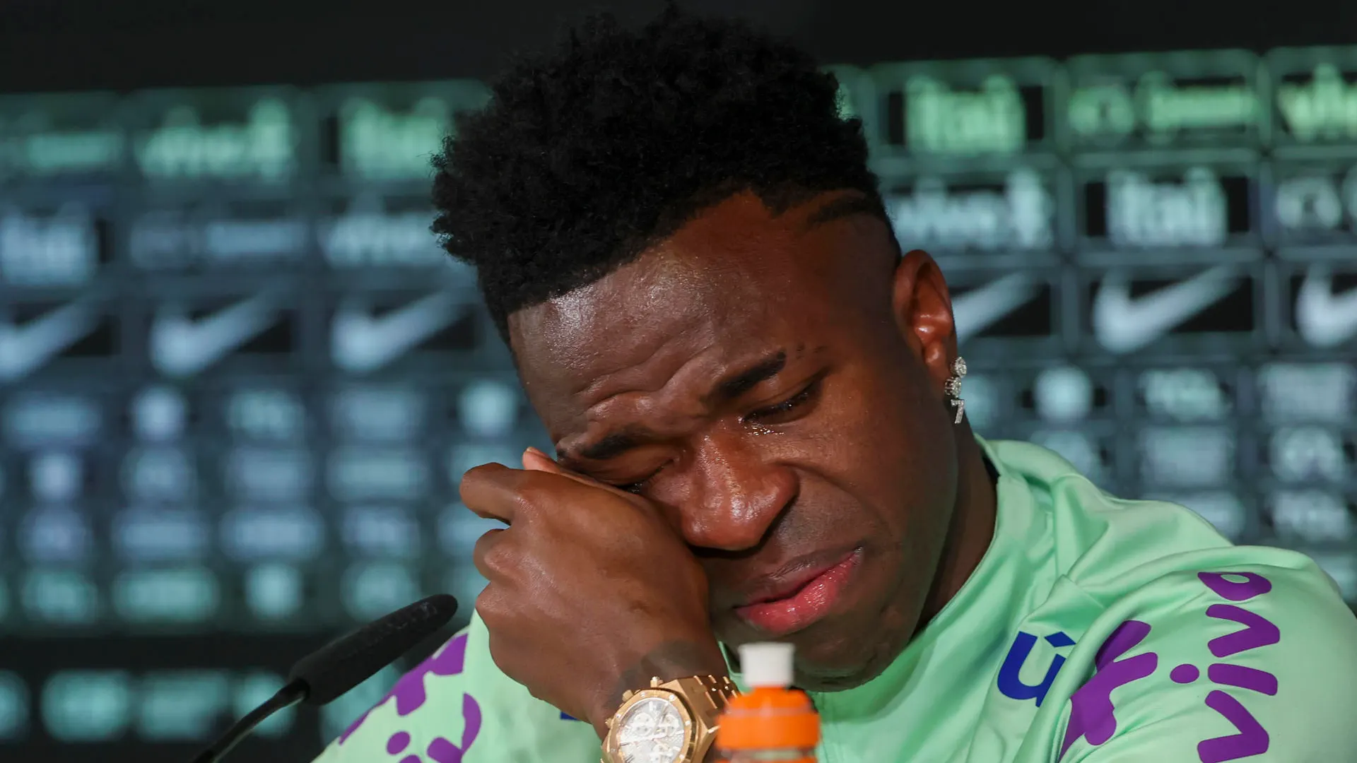 Vinícius, entre lágrimas en rueda de prensa Vinícius, entre lágrimas en rueda de prensa