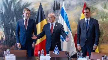 El presidente del Gobierno, Pedro Sánchez, junto al primer ministro israelí, Benjamin Netanyahu, y el primer ministro belga, Alexander de Croo
