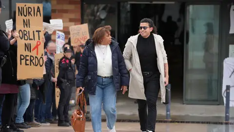 La madre y el hermano de Dani Alves saliendo de la prisión de Brians 2 tras la libertad del futbolista La madre y el hermano de Dani Alves saliendo de la prisión de Brians 2 tras la libertad del futbolista